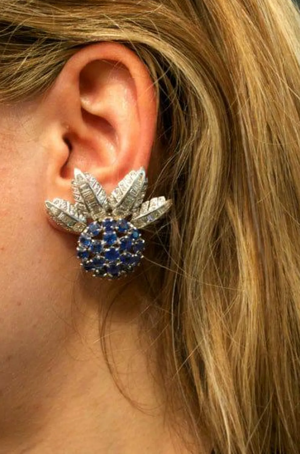Boucles d'oreilles en or blanc, saphirs et diamants.