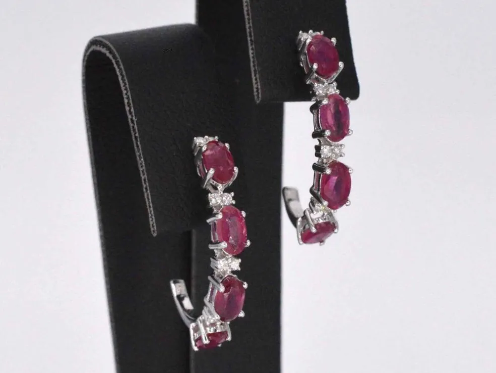Boucles d'oreilles en or blanc avec diamants et rubis