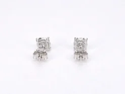Boucles d'oreilles en or blanc avec diamants taille brillant