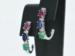 Boucles d'oreilles en or blanc avec pierres précieuses multicolores et diamants