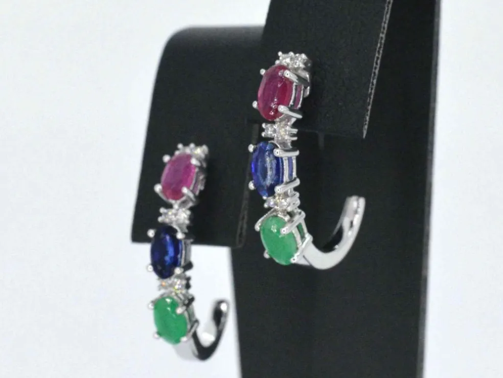 Boucles d'oreilles en or blanc avec pierres précieuses multicolores et diamants