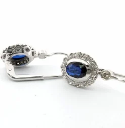 Boucles d'oreilles en or blanc avec saphirs et diamants