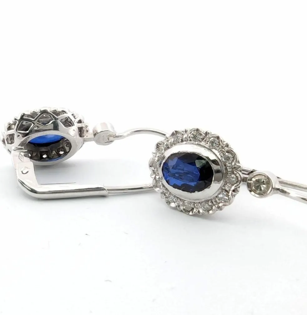 Boucles d'oreilles en or blanc avec saphirs et diamants