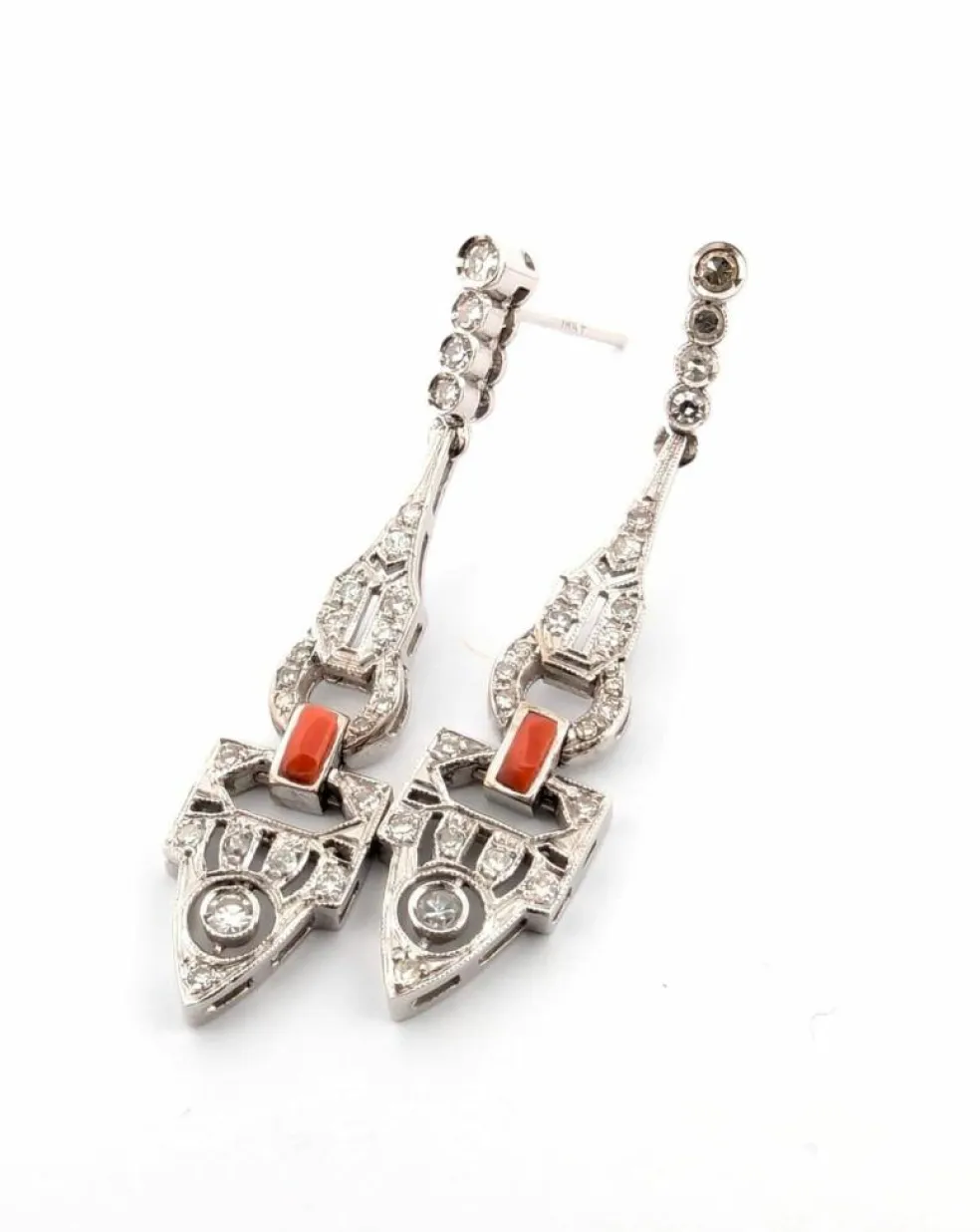 Boucles d'oreilles en or blanc avec diamants et corail