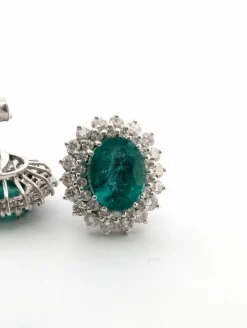 Boucles d'oreilles en or blanc avec émeraudes et diamants