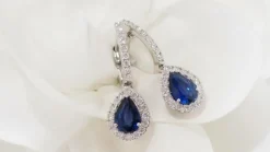 Boucles d'oreilles en or blanc, saphirs de Ceylan et diamants