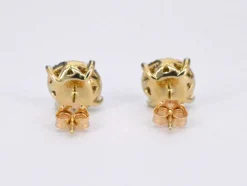 Boucles d'oreilles en or blanc avec un diamant taille brillant