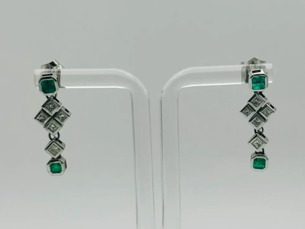Boucles d'oreilles en or blanc avec diamants et émeraude
