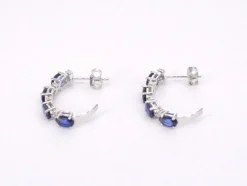 Boucles d'oreilles en or blanc serties de saphirs