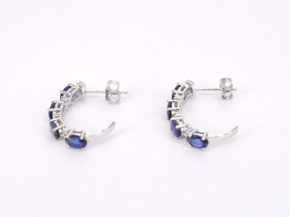 Boucles d'oreilles en or blanc serties de saphirs