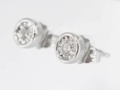 Boucles d'oreilles en or blanc avec un diamant taille brillant