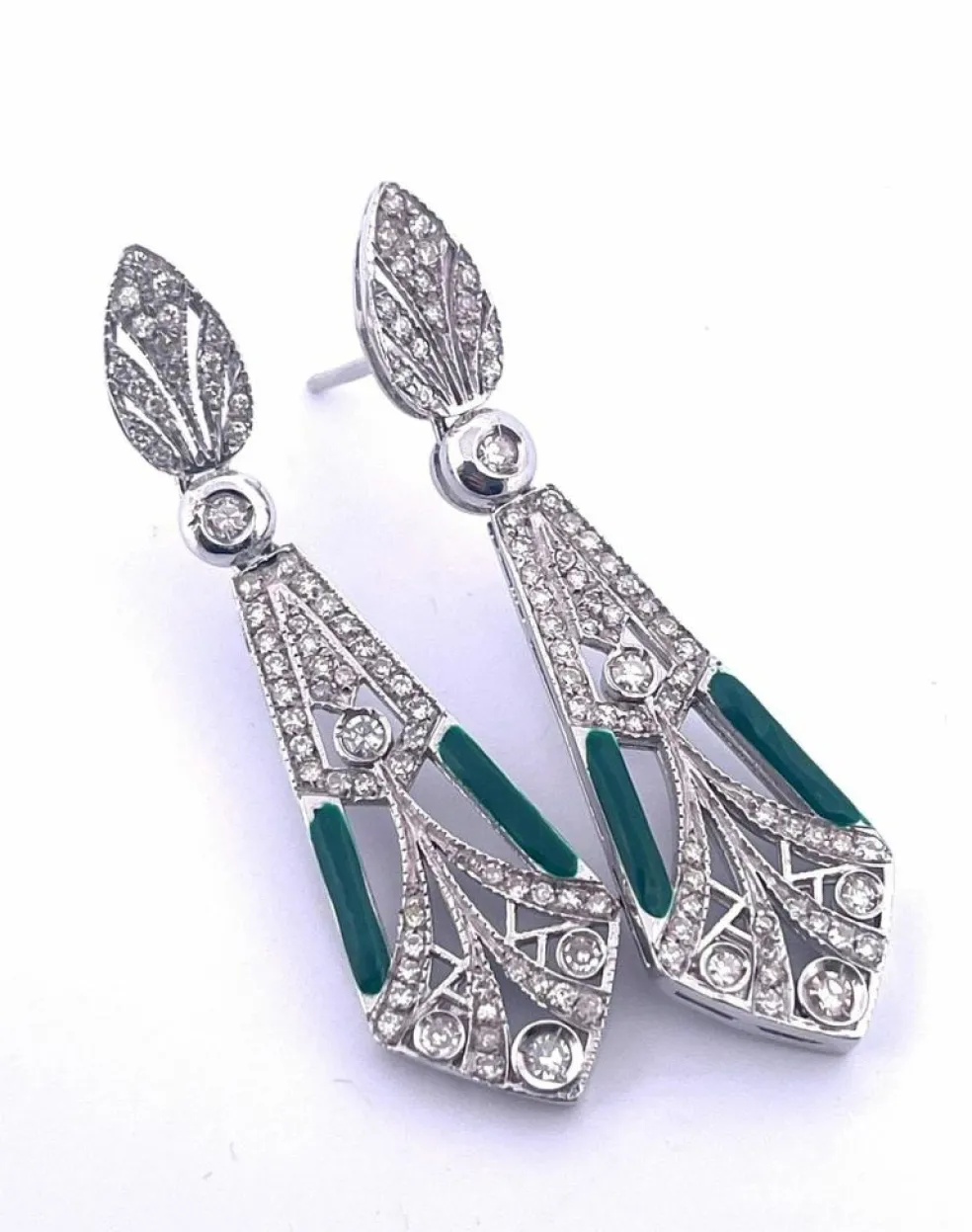 Boucles d'oreilles en or blanc, diamants et émail vert