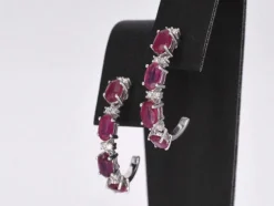 Boucles d'oreilles en or blanc avec diamants et rubis