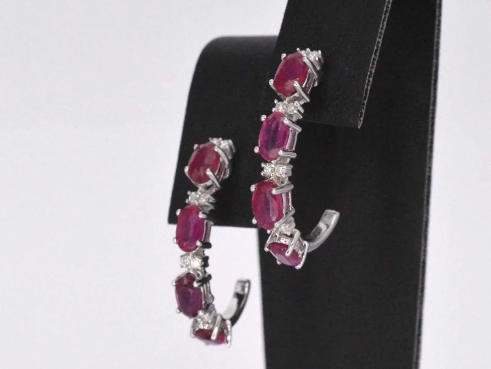 Boucles d'oreilles en or blanc avec diamants et rubis