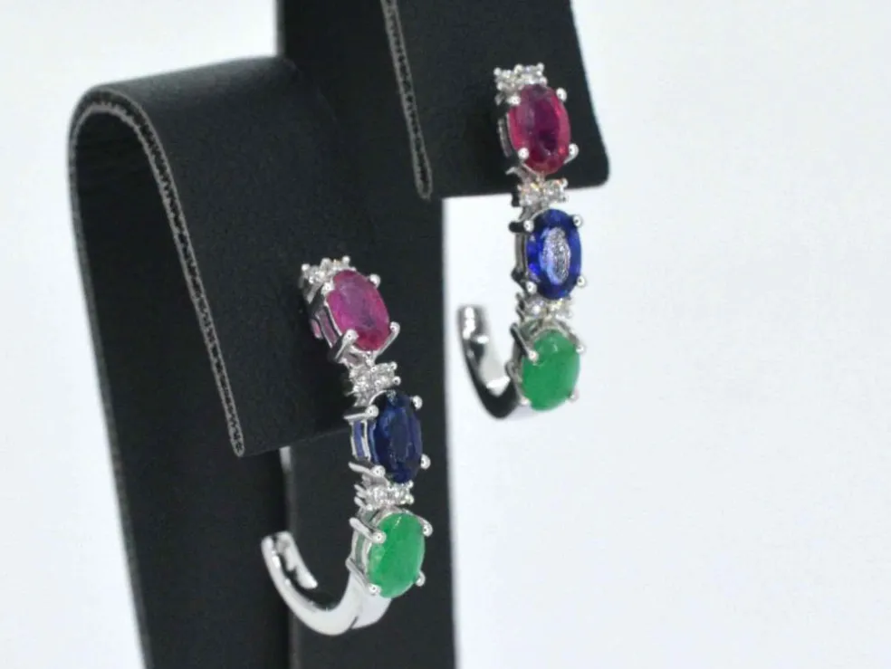 Boucles d'oreilles en or blanc avec pierres précieuses multicolores et diamants