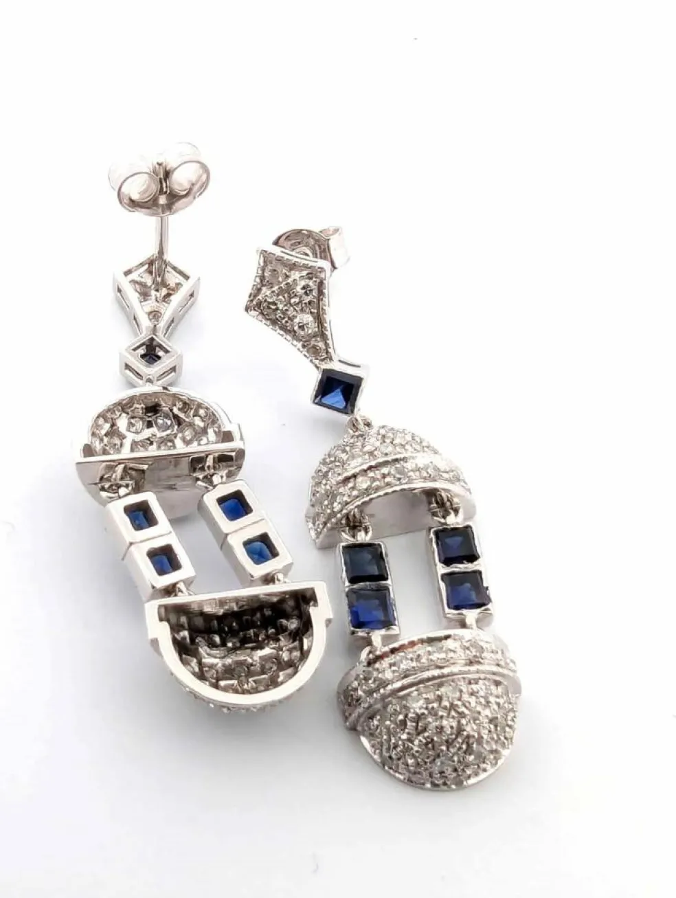 Boucles d'oreilles en or blanc avec saphirs taille carrée et diamants