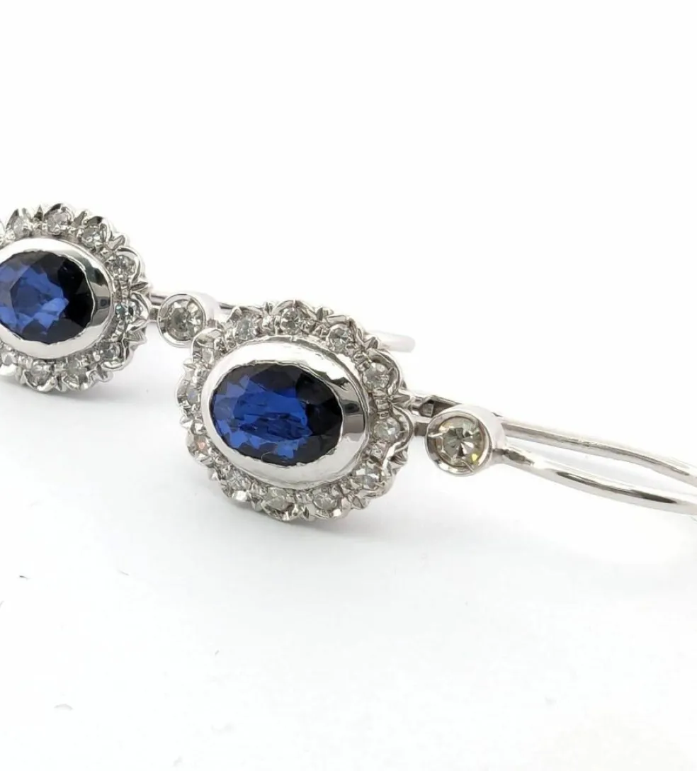 Boucles d'oreilles en or blanc avec saphirs et diamants