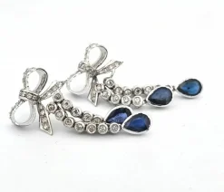 Boucles d'oreilles en or blanc avec saphirs et diamants