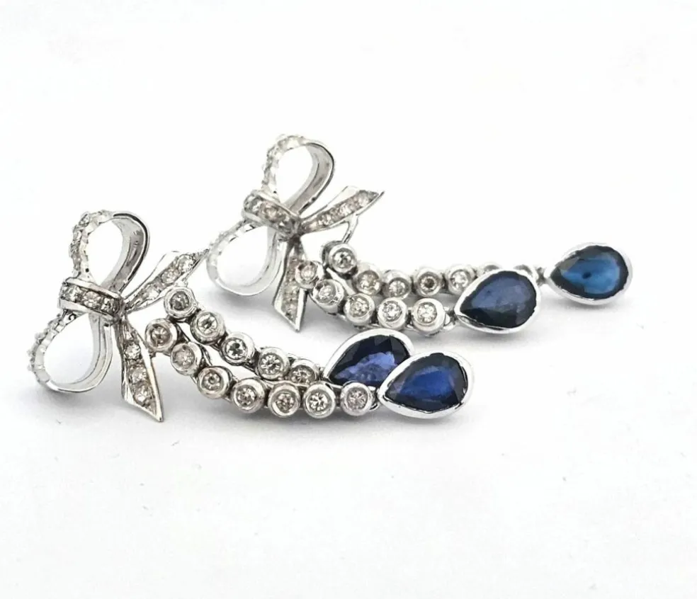 Boucles d'oreilles en or blanc avec saphirs et diamants