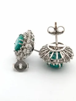 Boucles d'oreilles en or blanc avec émeraudes et diamants