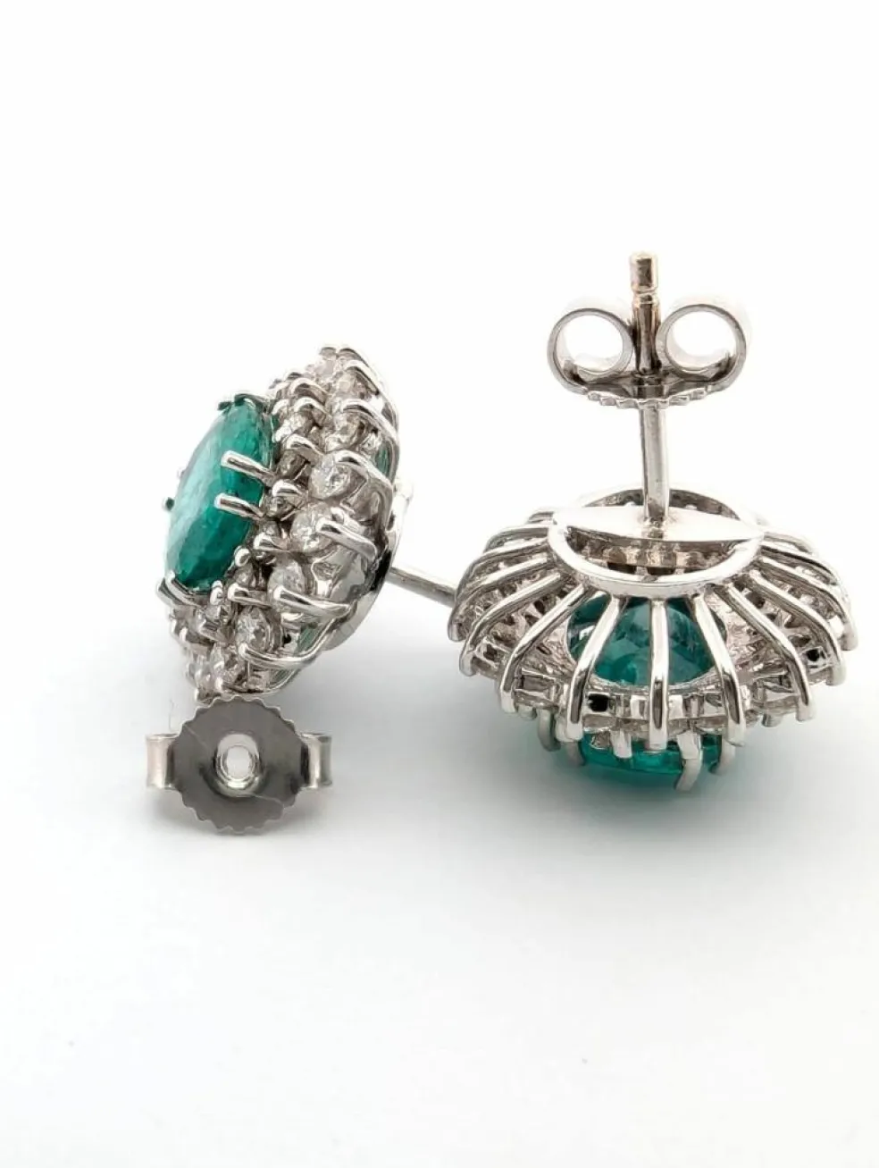 Boucles d'oreilles en or blanc avec émeraudes et diamants