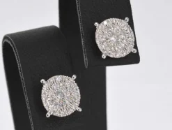 Boucles d'oreilles en or blanc avec un diamant taille brillant