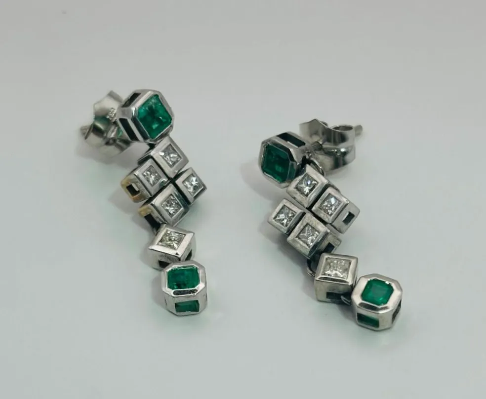 Boucles d'oreilles en or blanc avec diamants et émeraude