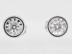 Boucles d'oreilles en or blanc avec un diamant taille brillant