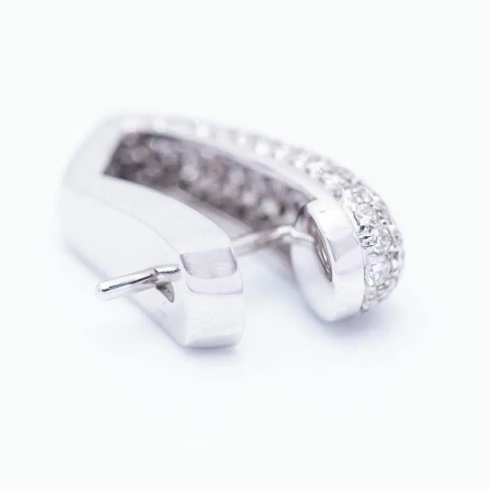 Boucles d'oreilles en or blanc avec pavé de diamants