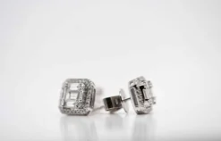 Boucles d'oreilles en or blanc avec 70 diamants