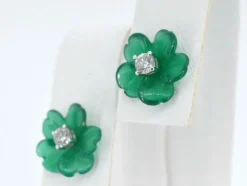 Boucles d'oreilles en or blanc 0,18 carat avec fleur précieuse verte et gros diamants