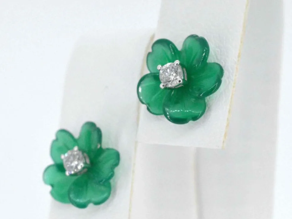 Boucles d'oreilles en or blanc 0,18 carat avec fleur précieuse verte et gros diamants