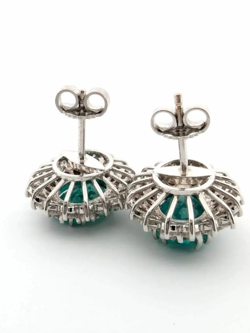 Boucles d'oreilles en or blanc avec émeraudes et diamants