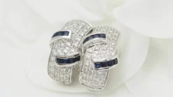 Boucles d'oreilles en or blanc, saphirs et diamants
