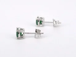 Boucles d'oreilles en or blanc avec émeraude