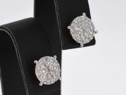 Boucles d'oreilles en or blanc avec un diamant taille brillant