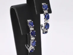 Boucles d'oreilles en or blanc serties de saphirs