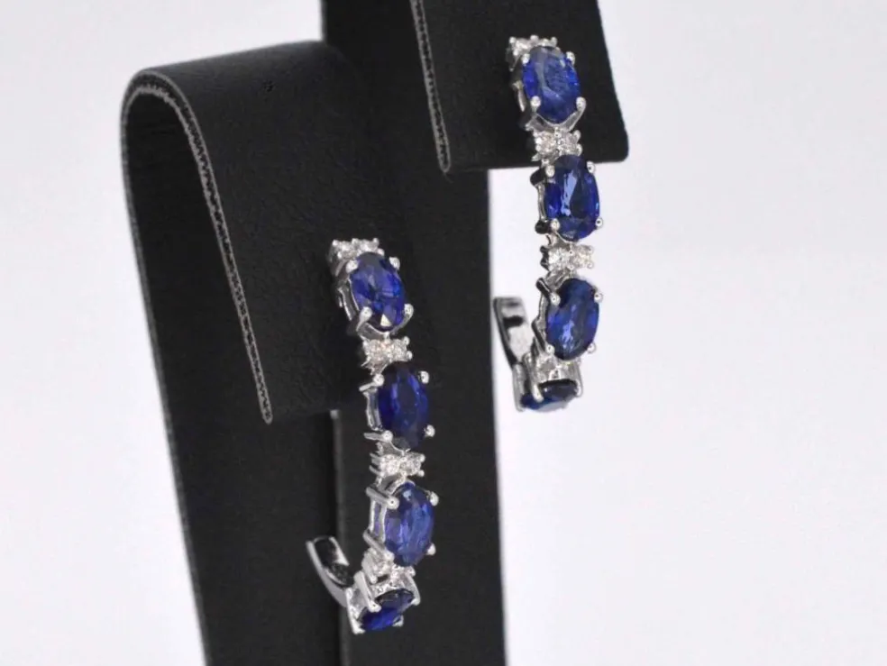 Boucles d'oreilles en or blanc serties de saphirs