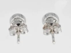 Boucles d'oreilles en or blanc avec un diamant taille brillant