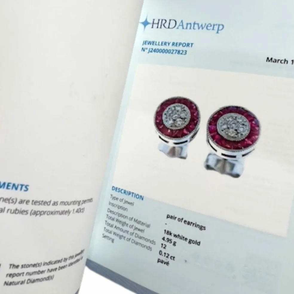 Boucles d'oreilles en or blanc, rubis et diamants de style Art Déco avec certificat HRD