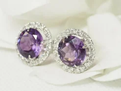 Boucles d'oreilles en or blanc, améthystes rondes et diamants