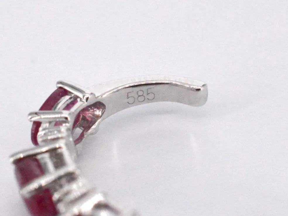 Boucles d'oreilles en or blanc avec diamants et rubis