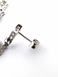 Boucles d'oreilles en or blanc avec saphirs taille carrée et diamants