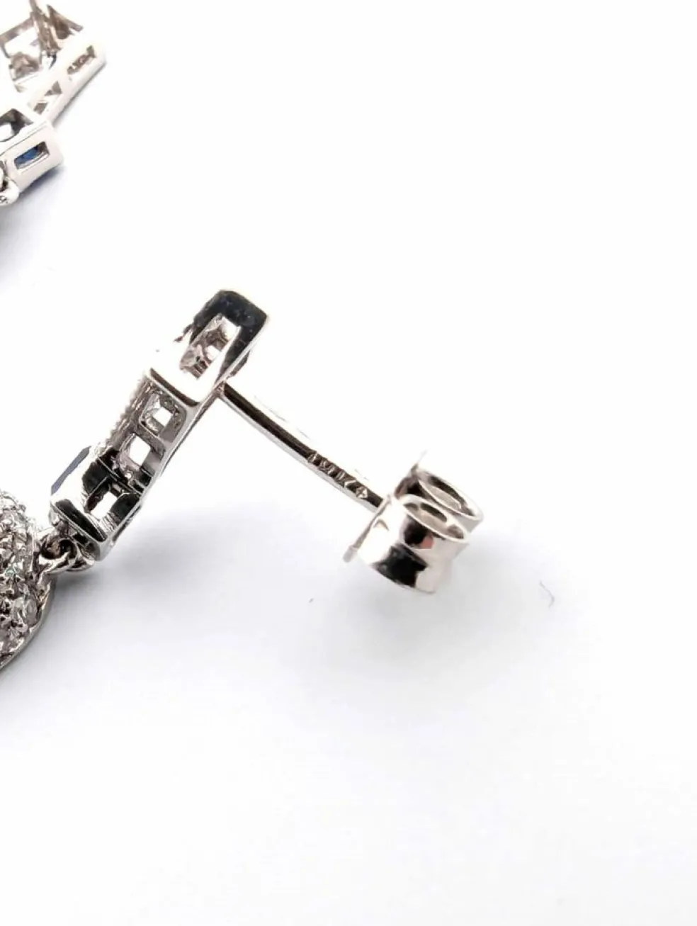 Boucles d'oreilles en or blanc avec saphirs taille carrée et diamants