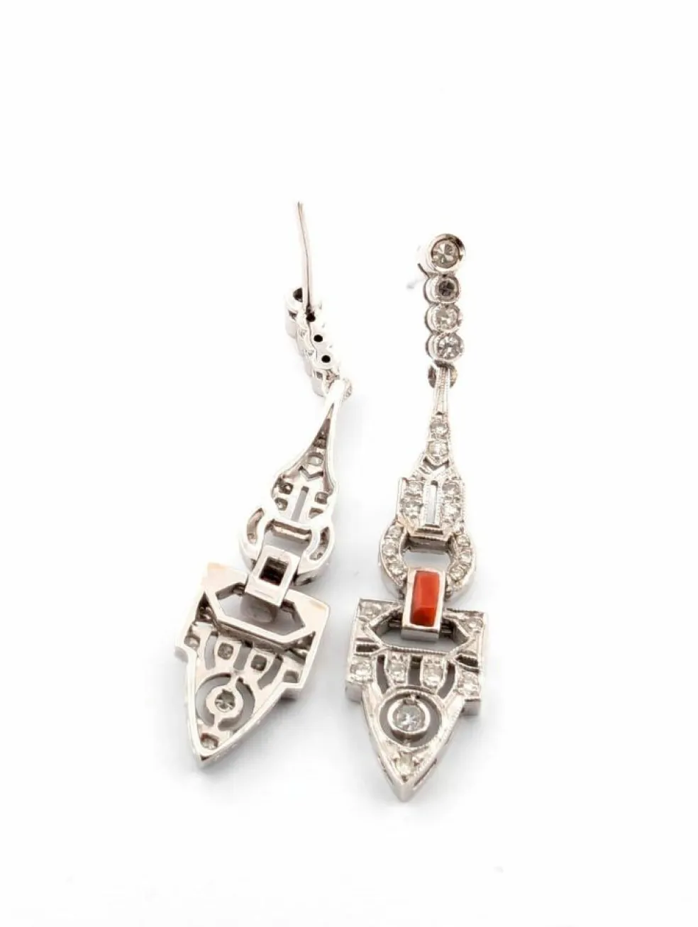 Boucles d'oreilles en or blanc avec diamants et corail