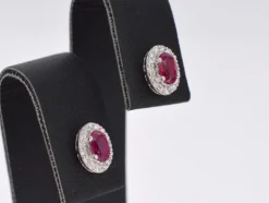 Boucles d'oreilles en or blanc avec diamants et rubis