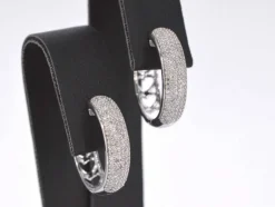 Boucles d'oreilles en or blanc avec de vrais diamants