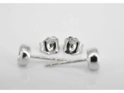 Boucles d'oreilles en or blanc avec un diamant taille brillant