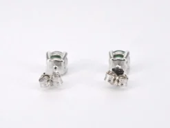 Boucles d'oreilles en or blanc avec émeraude