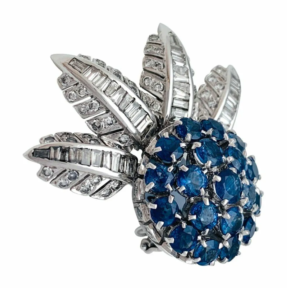 Boucles d'oreilles en or blanc, saphirs et diamants.